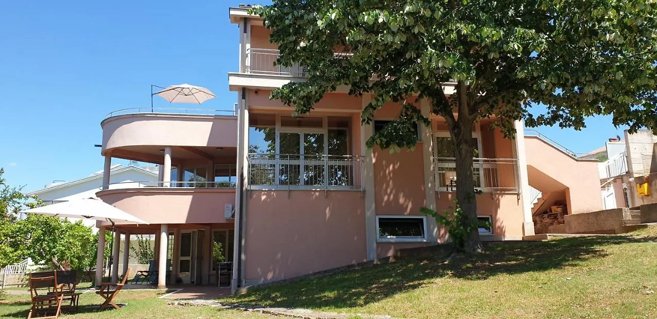 Apartments Seafront Villa Pula