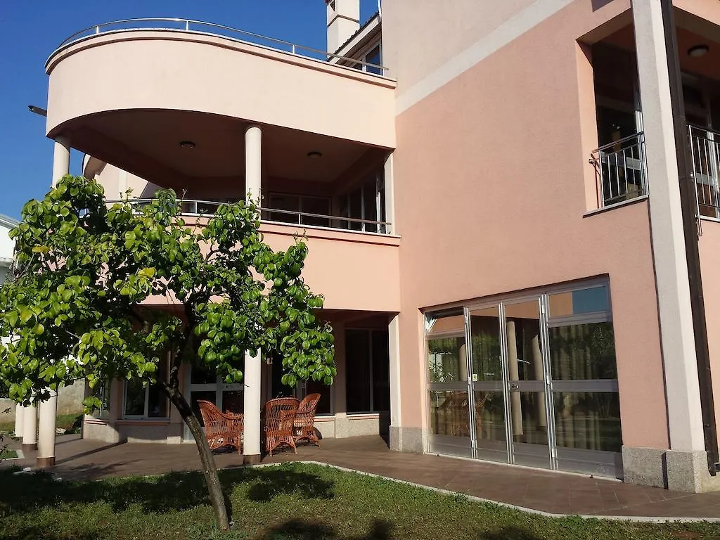Apartments Seafront Villa Pula