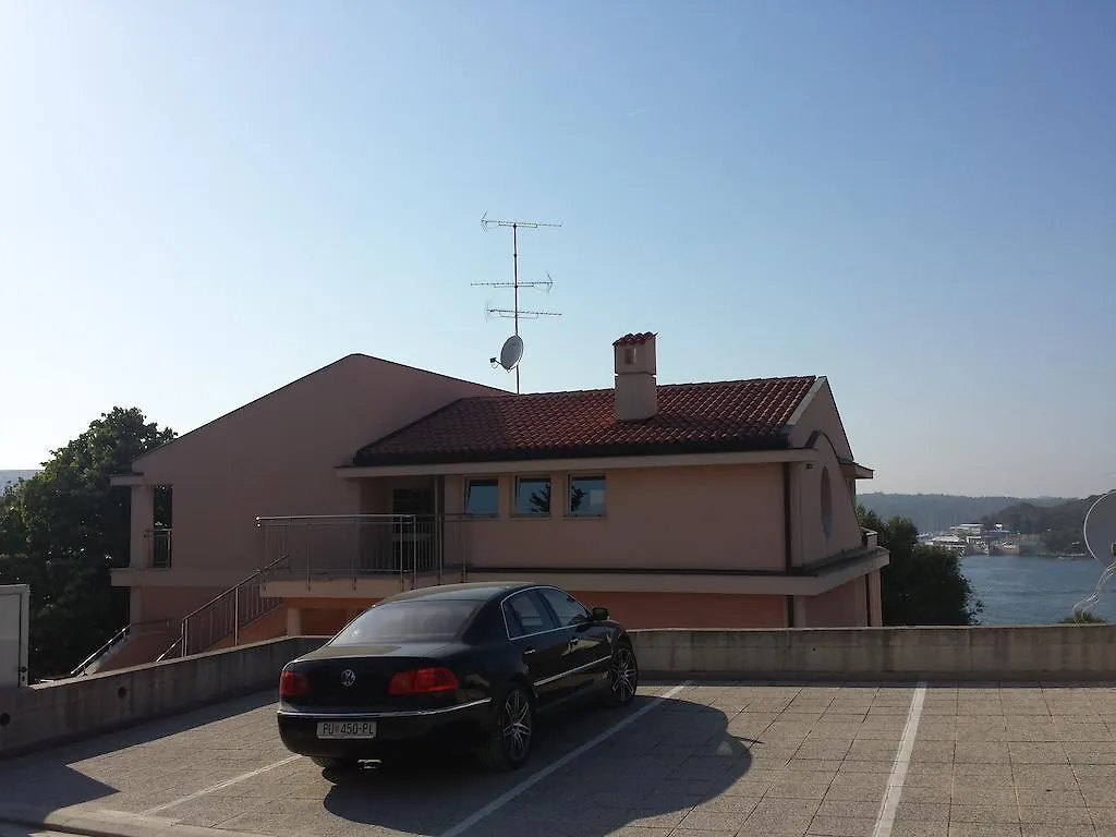 Apartments Seafront Villa Pula
